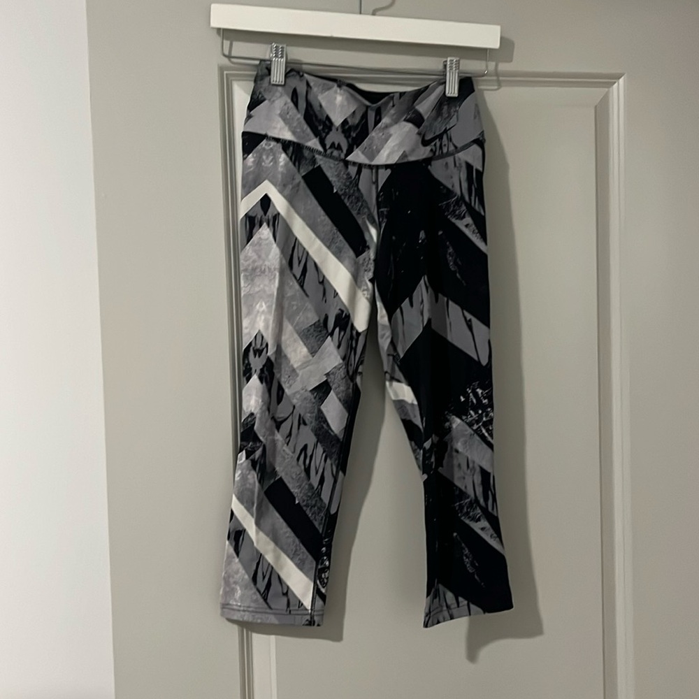 Used crop Nike leggings